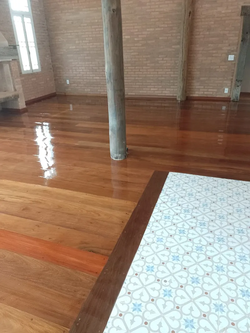 Aplicadora Melo assoalho de madeira antes da restauração em Alphaville